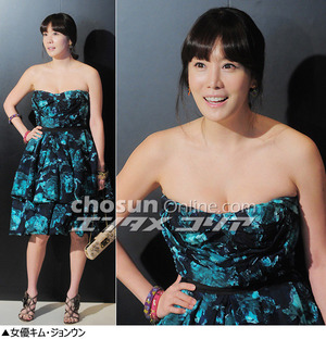 フォトコレクション：女性スターたちの肩出しコーデ