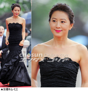 フォトコレクション：女性スターたちの肩出しコーデ