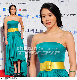 フォトコレクション：女性スターたちの肩出しコーデ