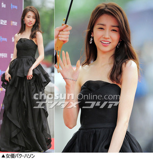 フォトコレクション：女性スターたちの肩出しコーデ