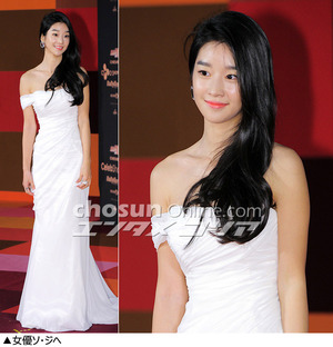 フォトコレクション：女性スターたちの肩出しコーデ