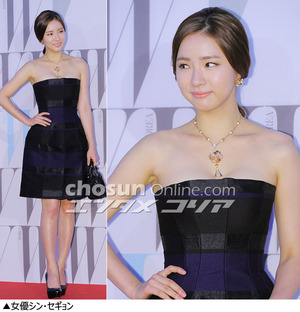 フォトコレクション：女性スターたちの肩出しコーデ