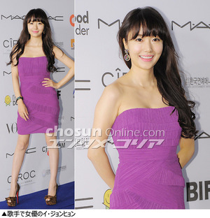 フォトコレクション：女性スターたちの肩出しコーデ