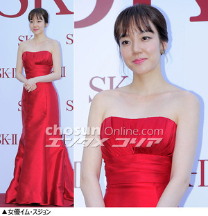 フォトコレクション：女性スターたちの肩出しコーデ