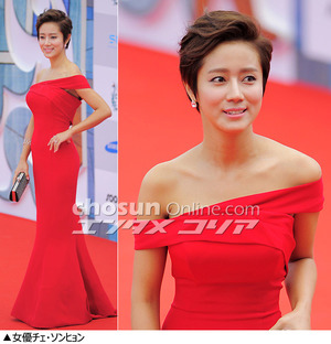 フォトコレクション：女性スターたちの肩出しコーデ