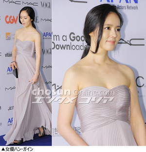 フォトコレクション：女性スターたちの肩出しコーデ