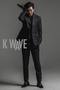 【フォト】キ・テヨン、スーツ姿で手には銃＝「K WAVE」 