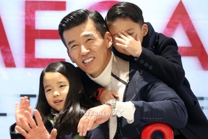 【フォト】Sean、子どもたちとオメガのイベントに出席