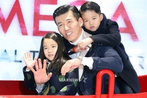 【フォト】Sean、子どもたちとオメガのイベントに出席