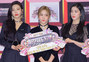 【フォト】Red Velvet、胸に「ジョンヒョンさん追悼リボン」＝2017 KBS歌謡祭