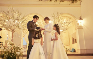 【フォト】「すてきな家庭に」ヤン・ミラ、結婚式の写真公開