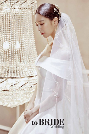 【フォト】結婚を発表したクララのウエディングドレス姿＝「to BRIDE」