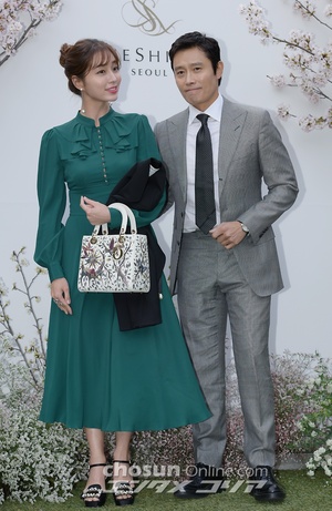 【フォト】イ・ビョンホン＆イ・ミンジョン夫妻「結婚式に出席しました」