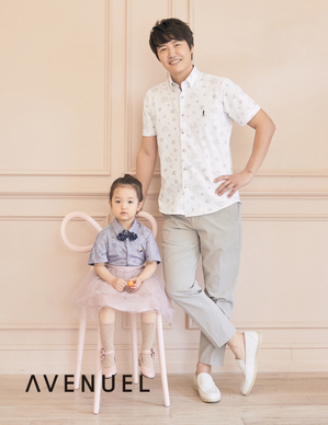 【フォト】ユン・サンヒョン一家がカタログに登場、笑顔が魅力的