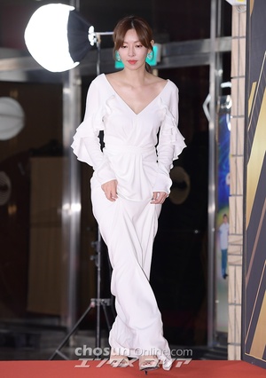 【フォト】純白のドレスで登場キム・ソヨン