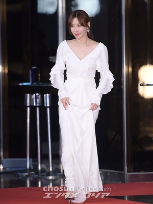 【フォト】純白のドレスで登場キム・ソヨン
