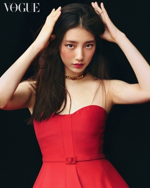 【フォト】スジ「Dior」グラビアで深紅のドレス＝「VOGUE KOREA」