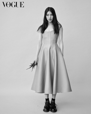 【フォト】スジ「Dior」グラビアで深紅のドレス＝「VOGUE KOREA」