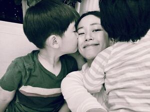 キム・ヒョジン、二人の息子からキスされ幸せ笑顔