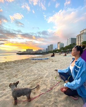 SHIHO、ハワイのビーチでリラックス・タイム…瞑想中の「健康美アイコン」