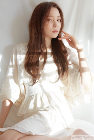 【フォト】さわやかなビジュアル光るユン・ソヒ＝「女性東亜」