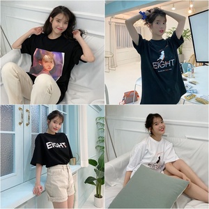 IU、『EIGHT』グッズTシャツ着用ショット公開…「着こなし」あれこれ