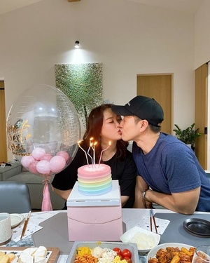 シム・ジンファ、40回目の誕生日に夫キム・ウォンヒョと甘いキス