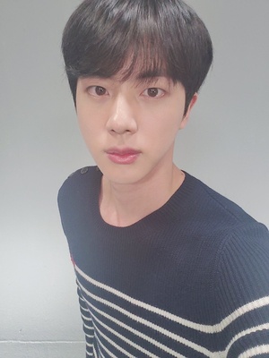 防弾少年団(BTS)JIN「デビュー7周年、ARMYのおかげで長い間楽しく活動中」