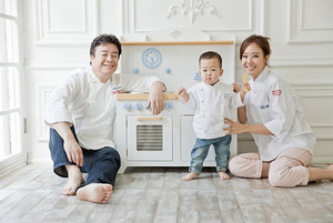ソ・ユジン&ペク・ジョンウォン夫妻、息子ヨンヒ君と一緒に家族写真