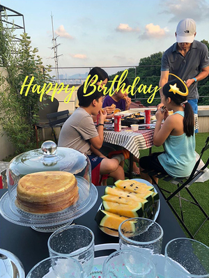 「素朴に」…Sean&チョン・ヘヨン、屋上テラスで4きょうだいと誕生日パーティー