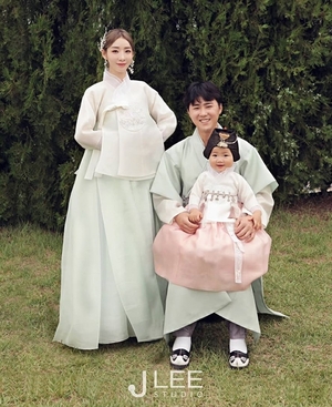 アン・ソミ、韓服姿で夫&娘と幸せいっぱい家族写真