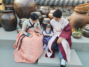 イ・ピルモ&ソ・スヨン夫妻、ダムホ君の満1歳祝い韓服写真公開