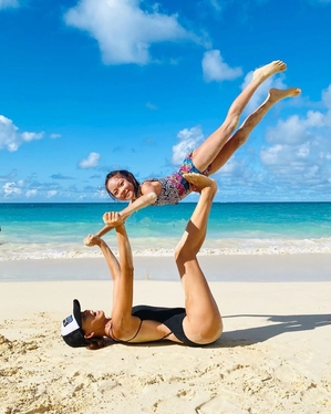 絵のような2ショット! SHIHOがハワイの海辺で娘と飛行機遊び