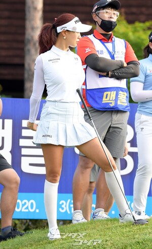 【フォト】「美人ゴルファー」ユ・ヒョンジュ、きょうはスカイブルーで清純に
