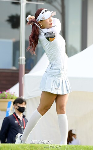 【フォト】「美人ゴルファー」ユ・ヒョンジュ、きょうはスカイブルーで清純に