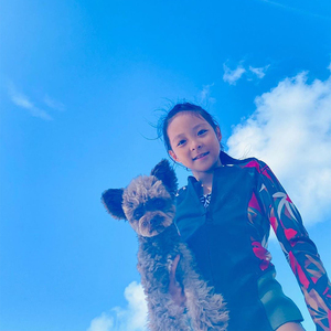 秋山& SHIHOの娘・紗蘭ちゃん「紗蘭のサロンへどうぞ」愛犬とキュートな2ショット