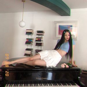 ハン・イェスル、ピアノの上に横たわって魅惑的な美しさを発散