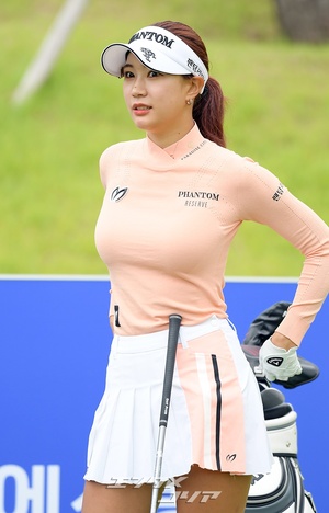 【フォト】「美女ゴルファー」ユ・ヒョンジュ「きょうはピンクの女神」