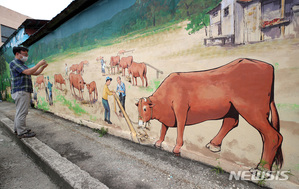 山清・旧牛市場跡に壁画アート、懐かしい思い出よみがえる