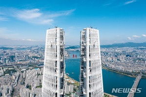 韓国が足元に…ロッテワールドタワー展望台「スカイブリッジツアー」