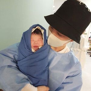 4Menキム・ウォンジュに第一子男児誕生