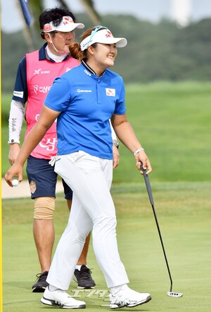 【フォト】優勝トロフィーにキスするユ・ヘラン