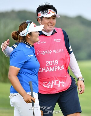 【フォト】優勝トロフィーにキスするユ・ヘラン