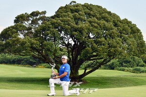 【フォト】優勝トロフィーにキスするユ・ヘラン