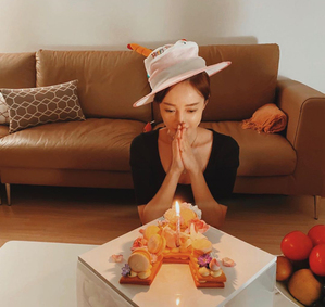 アユミ、36歳の誕生日祝う…キュートな帽子かぶり祈る童顔女神