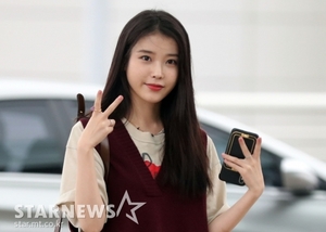 IU、看護師のために1億ウォン相当のクールベスト寄託