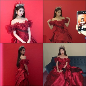 IU「まるでディズニー・プリンセス」真っ赤なドレス×口紅