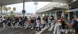 秋夕連休中にごった返した韓国国内の空港、104万人が搭乗