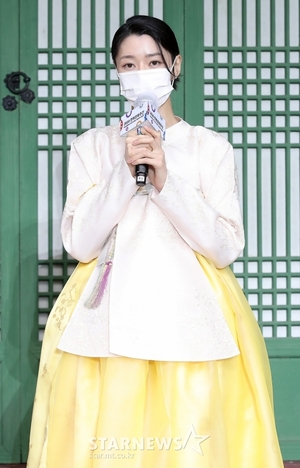 【フォト】レンギョウ色の韓服を着て素敵な姿を披露するクォン・ナラ