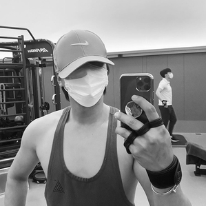 チャン・グンソク 腕の筋肉もりもり「アジアのプリンス」…トレーニング中の写真公開